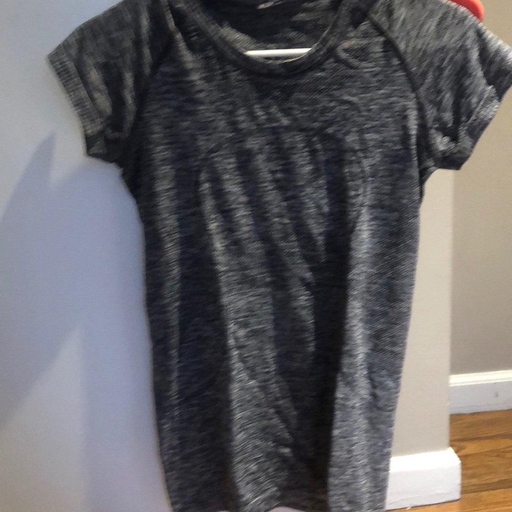 Lululemon Swiftly Tech shoe sleeve shirt